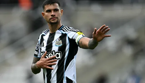 Bruno Guimarães tranquiliza torcida após deixar jogo com dores