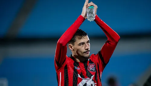 Defensor viaja e pode voltar a jogar pelo Vitória após sete meses