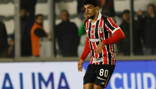 Ex-Bahia é alvo de protestos da torcida do São Paulo: "Verme"