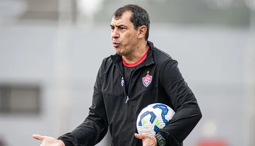 Ex-técnico do Vitória pode impedir título inédito de Cristiano Ronaldo
