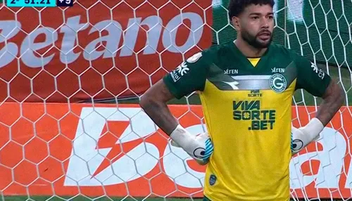 Ex-Vitória assume o gol após lesão de goleiro do Goiás no Mineirão
