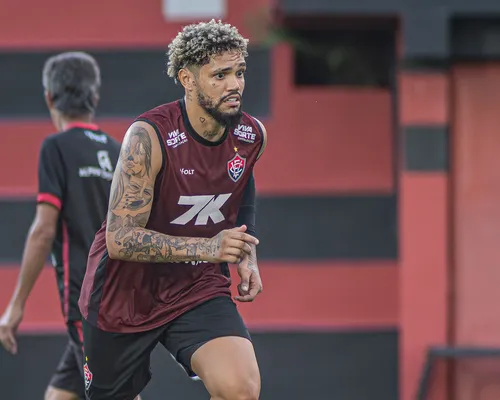 Atacante que nem estreou no Vitória veio "fora de forma", diz diretor - Imagem