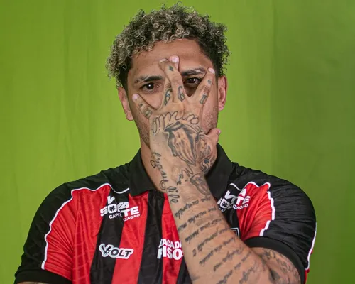 Centroavante do Vitória sofre lesão grave e fica fora de combate - Imagem