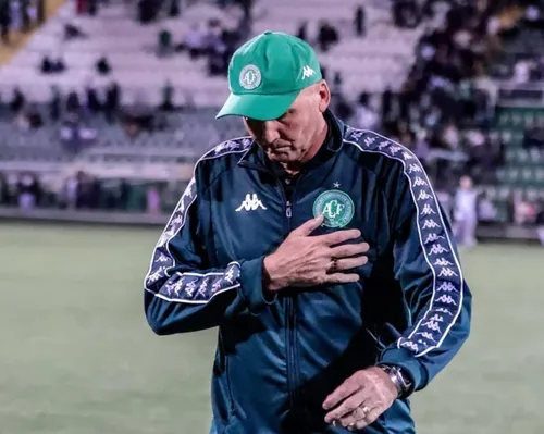 Em crise, próximo adversário do Vitória anuncia demissão de treinador - Imagem
