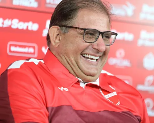 Ex-Bahia, Guto Ferreira tem início fantástico e já lidera a Série B com time goiano - Imagem