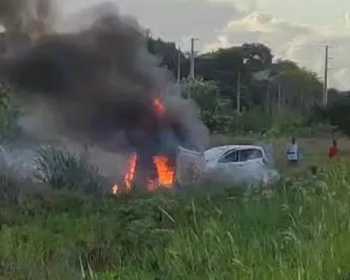 Ex-jogador de Bahia e Vitória fica ferido em acidente; carro pegou fogo - Imagem