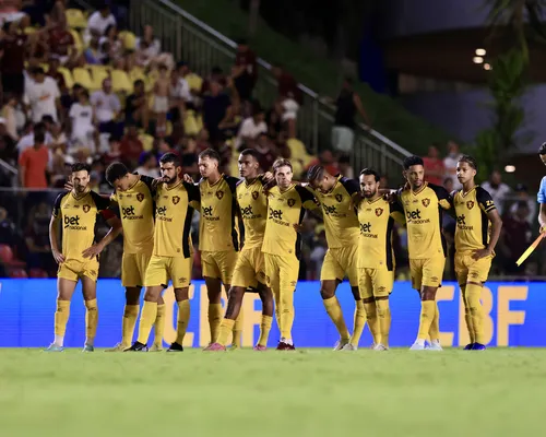 Ex-Vitória brilha nos pênaltis e decide para o Sport na Copa do Brasil - Imagem