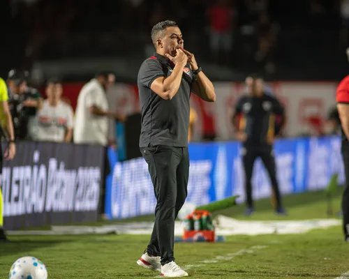 Jair Ventura dribla 17 desfalques no Vitória e exalta base: "Reinventar" - Imagem