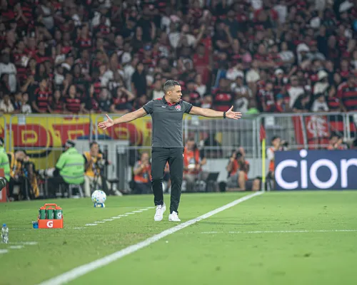 Jair Ventura elogia atuação e vê Vitória "vivíssimo" contra o Flamengo - Imagem