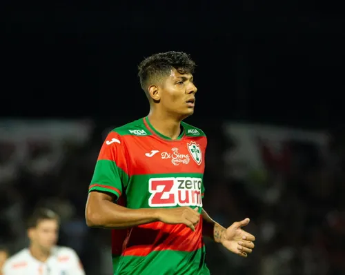 Portuguesa anuncia saída de volante que está a caminho do Vitória - Imagem