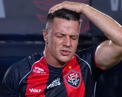 Renato Kayzer sai de campo chorando aos 10 minutos e preocupa Vitória - Imagem