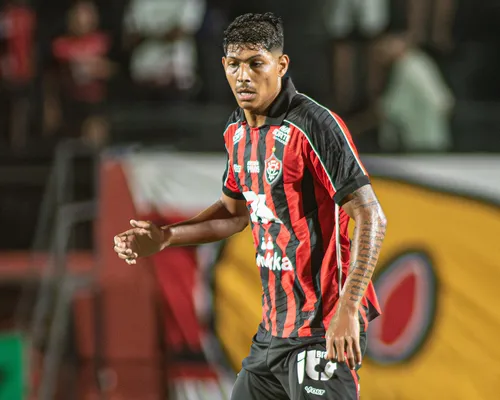 Zé Vitor volta a ser titular no concorrido meio-campo do Vitória - Imagem