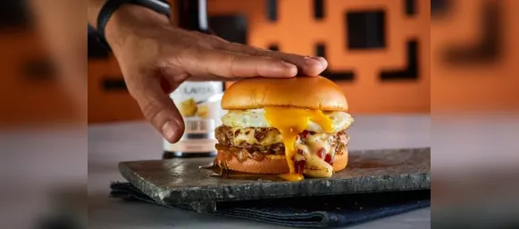 Casal combina receitas e cria hambúrguer de carbonara; faça em casa - Imagem