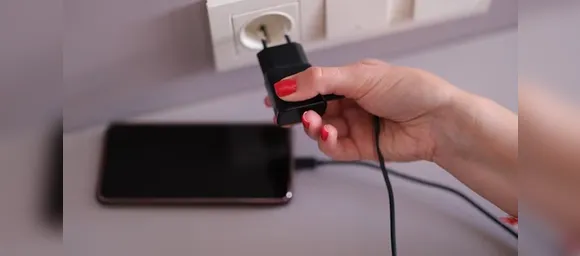 Deixar carregador na tomada pode ser mais perigoso do que parece - Imagem