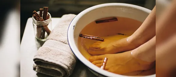 Praticidade e conforto: veja os benefícios de lavar os pés com canela - Imagem