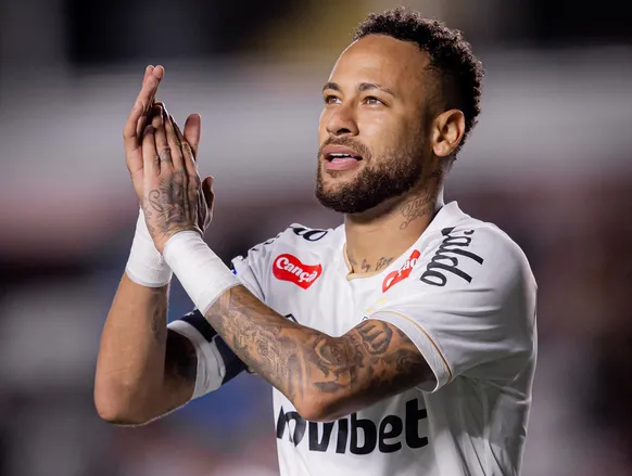 Após discutir com torcedor, Neymar promete ficar longe de polêmicas - Imagem