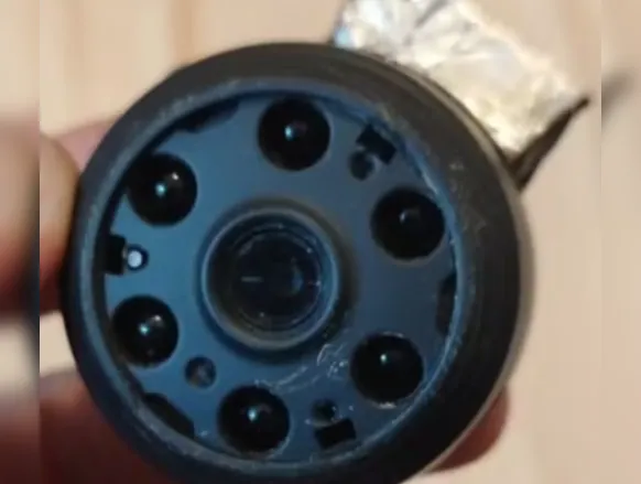 Após término, mulher encontra câmera instalada no próprio quarto - Imagem