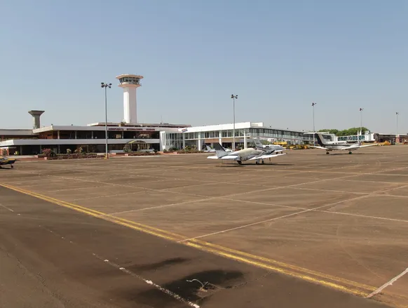 Avião que transportava R$ 15 milhões cai e moradores saqueiam dinheiro - Imagem