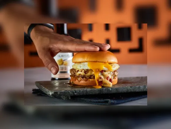 Casal combina receitas e cria hambúrguer de carbonara; faça em casa - Imagem