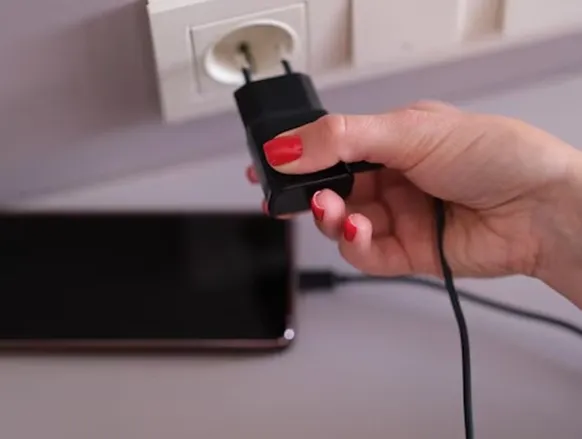 Deixar carregador na tomada pode ser mais perigoso do que parece - Imagem