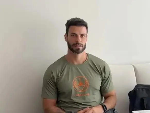 Ex-ator da Globo é internado após ataque de ácaros: "Fui devorado" - Imagem