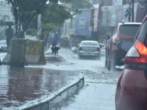 Feriadão do Trabalhador começa com chuva e causa problemas em Salvador - Imagem