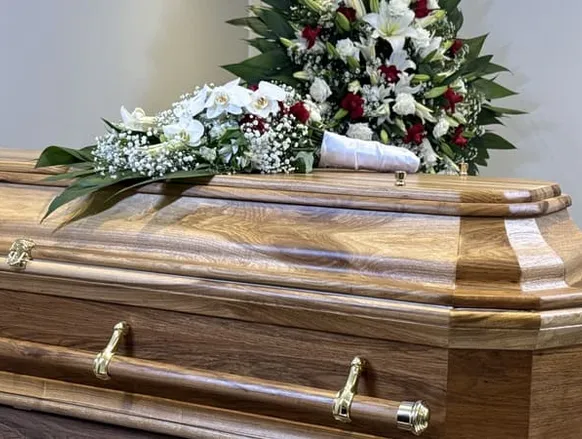 Filha é baleada durante velório da mãe e disparo atinge caixão - Imagem