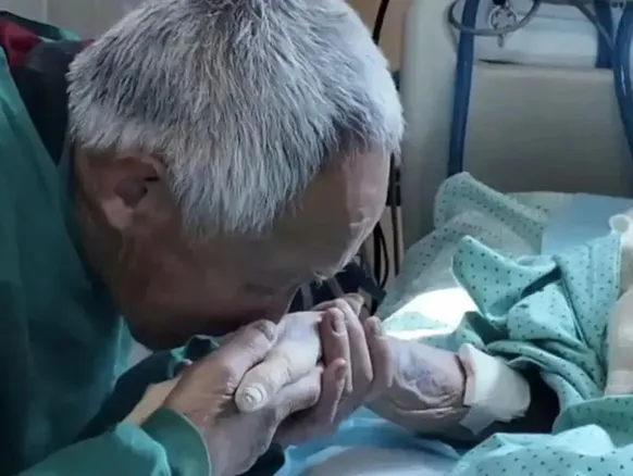 Idoso comove país ao viajar 12h por mais de 100 dias para ver esposa - Imagem