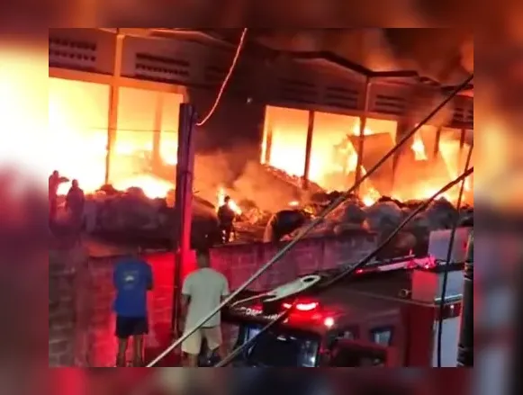 Incêndio de grandes proporções atinge galpão de reciclagem em Camaçari - Imagem