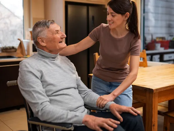 Lei pode liberar falta no trabalho para levar idosos e PCD ao médico - Imagem