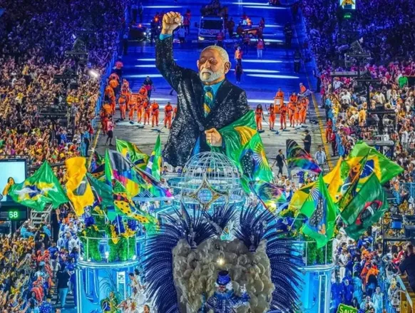 Lula é o 1º presidente em exercício a ser homenageado por escola de samba - Imagem