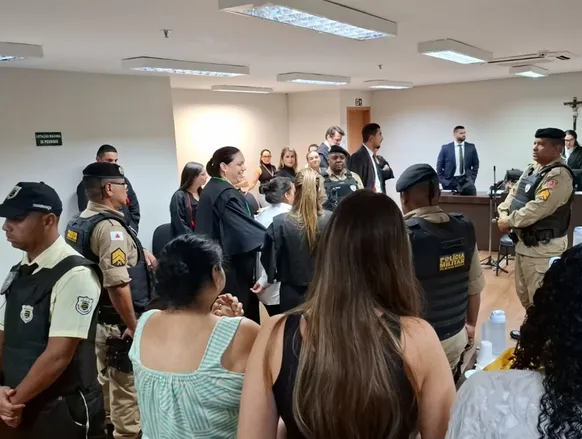 Mãe é absolvida após matar e cortar pênis de abusador da filha - Imagem