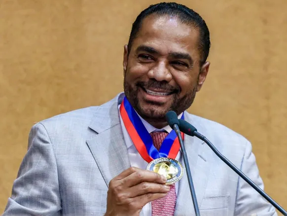 Márcio Marinho é condecorado com Comenda 2 de Julho na ALBA - Imagem