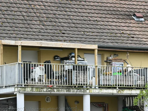 Menino de 9 anos é encontrado nu e desnutrido após um ano preso em van - Imagem