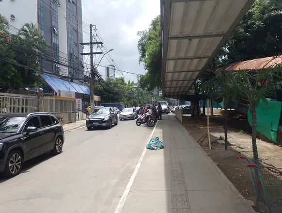 Motociclista atropela pedestre na contramão e é preso após perseguição - Imagem