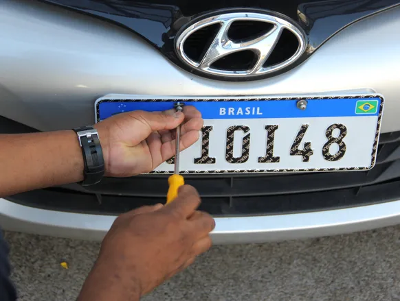 Não trocou a placa? Conheça 4 situações em que você pode ser multado - Imagem