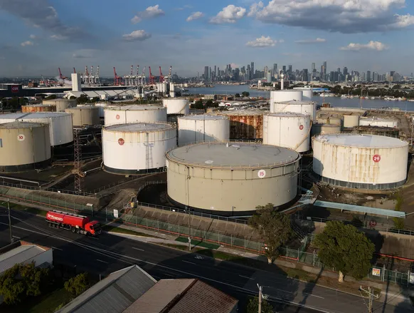 Preço do petróleo cai mais de 10% com sinal de trégua entre EUA e Irã - Imagem