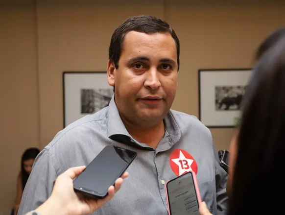 PT diz que veto a supersalários expõe diferença entre Lula e Bolsonaro - Imagem