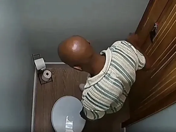 Reality da Record expõe participante urinando e gera polêmica na web - Imagem