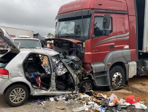 Seis pessoas da mesma família morrem em batida entre carro e carreta - Imagem