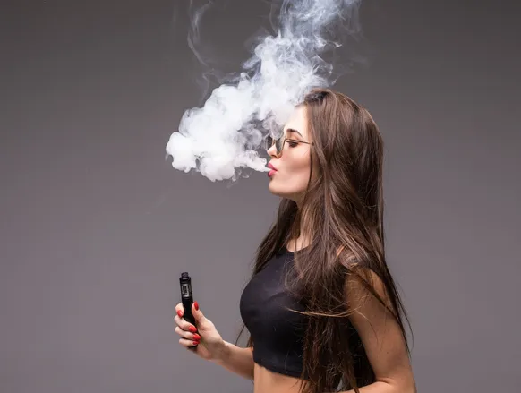 Uso de cigarro eletrônico dispara entre jovens de 13 a 17 anos - Imagem