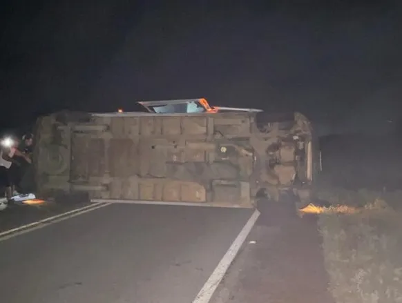 Van que levava banda de cantor capota em rodovia na Bahia - Imagem
