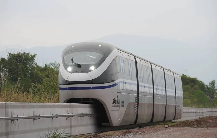 BYD assume linha de trem inacabada e transporta 100 mil passageiros por dia