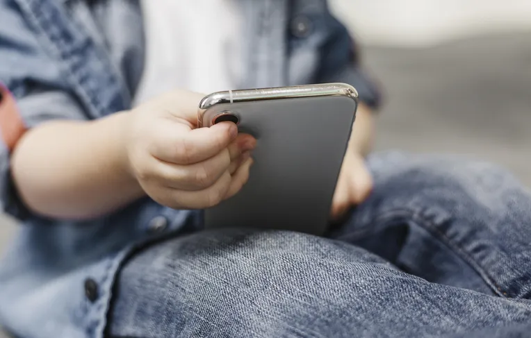Celular: ferramenta de estudo ou risco para crianças e adolescentes?