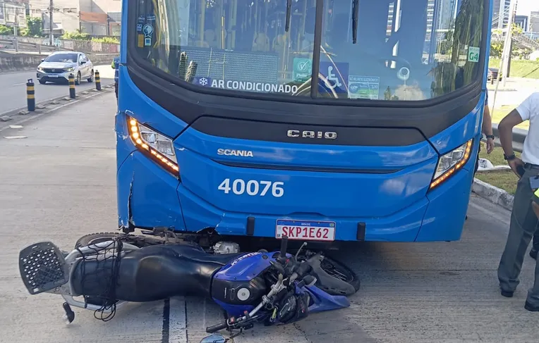 Motociclista invade via exclusiva e é atingido por ônibus do BRT em Salvador