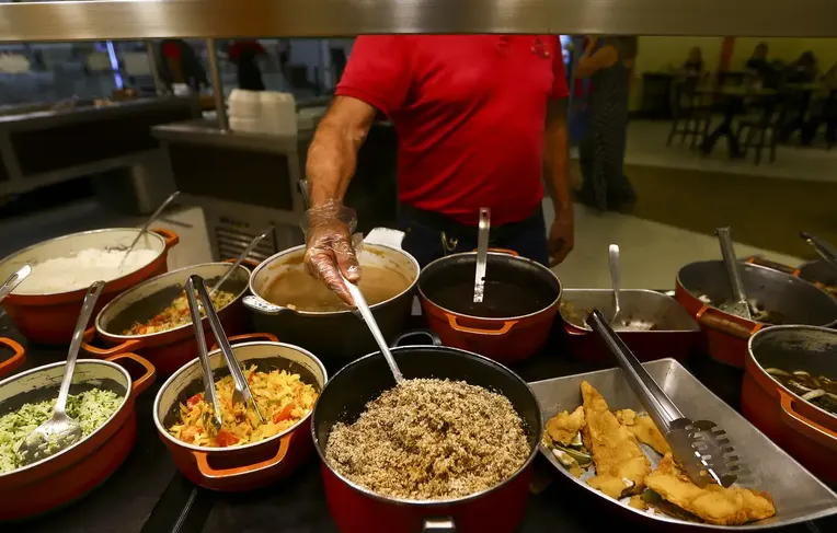Senado aprova mudança que pode afetar restaurantes e supermercados