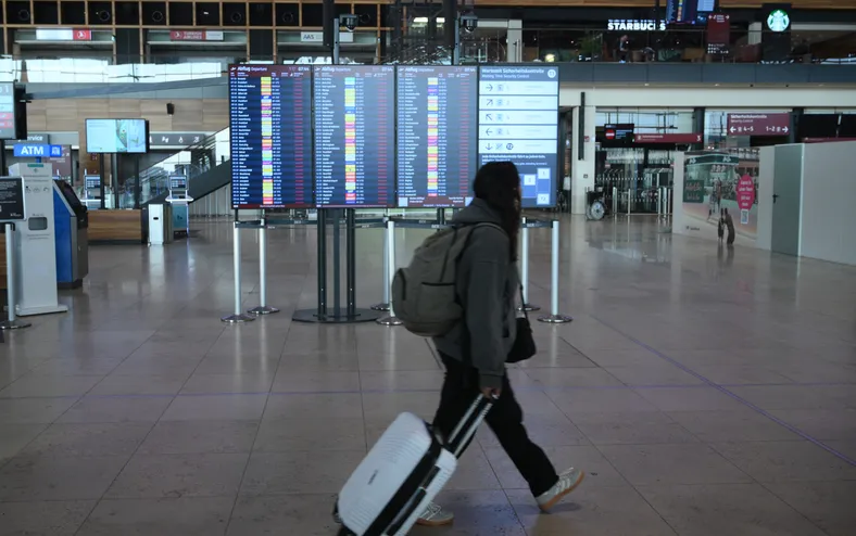 Aeroporto suspende voos após 'objeto voador não identificado' ser avistado - Imagem