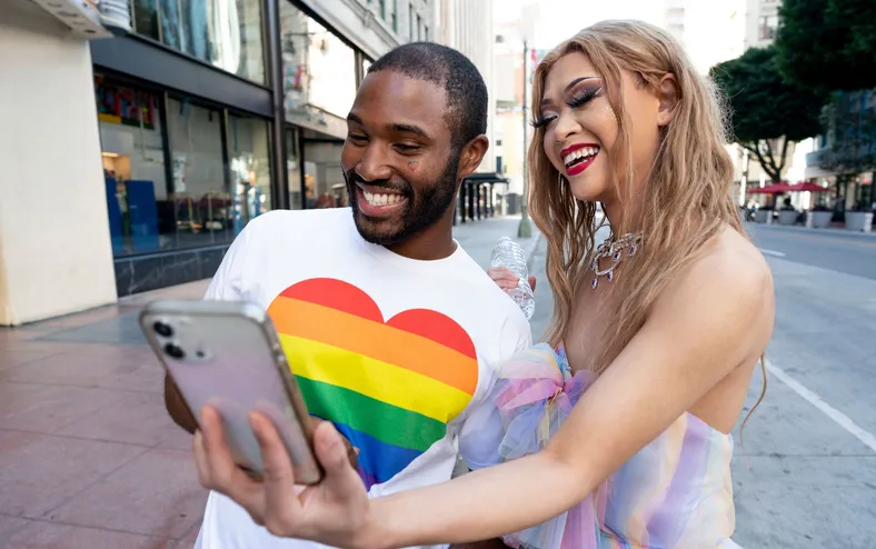 Aplicativos de namoro são usados para combater emboscadas contra LGBTs - Imagem