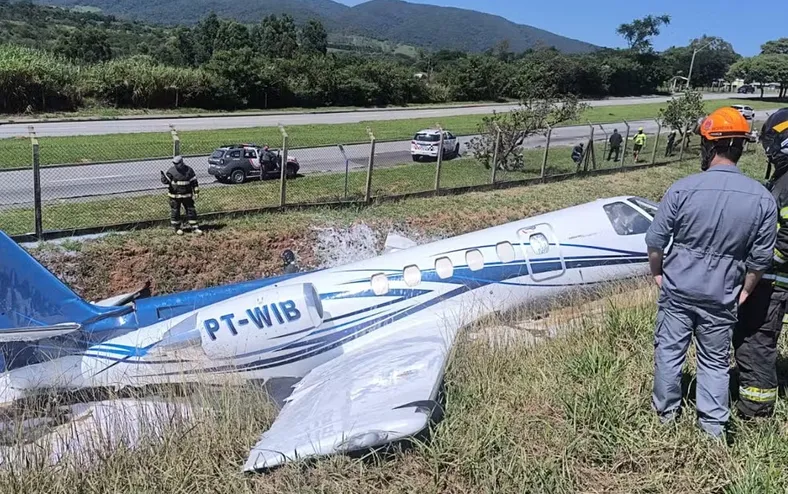 Avião a jato sai da pista e bate em barranco ao pousar em aeroporto - Imagem