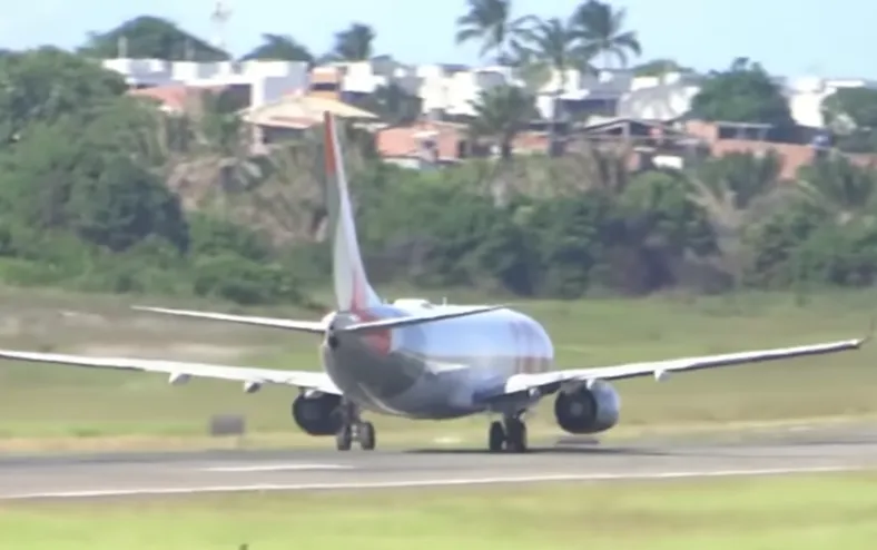 Avião estoura pneu em decolagem no Aeroporto de Salvador; veja vídeo - Imagem